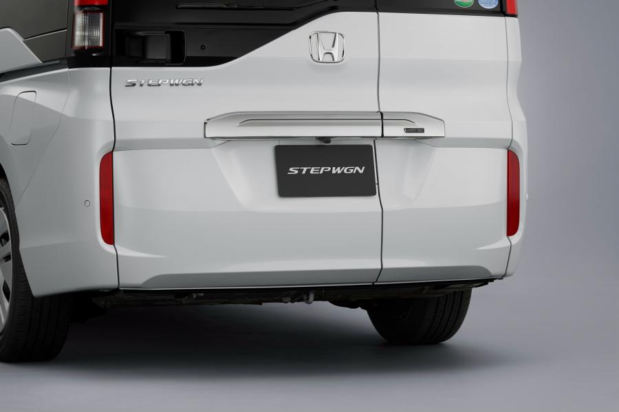 Детали экстерьера Honda StepWGN 2017 года  (фото 8 из 10)